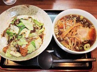 「ホイコーロー丼500円（ランチ）と半ラーメン300円」@中華ダイニング いい田の写真