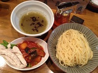 「夏野菜のラタトゥーユと冷製ジェノベーゼつけ麺（大）」@馳走麺 狸穴の写真