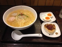 「あら炊き辛塩ラーメン　焼きおにぎりセット　トッピング：味玉」@麺屋 海神の写真