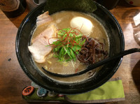 「魚×豚骨らーめん＋味玉」@極濃豚骨 らーめん小僧の写真