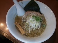 「魚介しょうゆラーメン＿カツオ」@俺らラーメン ちょもらんまの写真