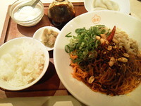 「麻辣汁なし担々麺(メンズランチ）」@香家 中目黒店の写真