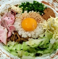 「黒どろまぜそば  ８００円（〆追い飯付き）＋チーズ１００円」@麺や 虎徹の写真