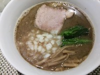 「焦がし煮干らぁめん　800円」@らぁめんや やしげるの写真