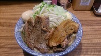 「らーめん（中）＋牛ステーキ＋煮卵」@ラーメン燈郎の写真