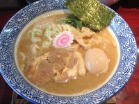 「鶏魚介らーめん半熟煮玉子付き（730円）」@麺屋まるの写真