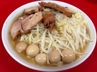 「ラーメン小　700円　うずら100円」@ラーメン二郎 西台駅前店の写真