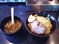 「黒ソースつけ麺(820円)+餃子(400円)」@ラーメン本舗 まるみの写真