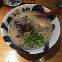 「背脂とんこつらぁめん」@博多流 斗樹 赤羽店の写真