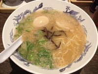 「博多とんこつらーめん+半熟煮玉子（550円）」@博多ラーメン 四神 有楽町店の写真