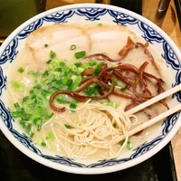 「由丸ラーメン＋替玉　700円+100円＝800円」@由丸 大手町店の写真