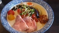 「８月の限定　冷たいじゃかいもとたまねぎのニシソワーズ８５０円」@麺処 ほん田 nijiの写真