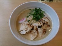 「鶏塩らーめん＋鶏むねチャーシュー」@ラーメン屋 つるんの写真