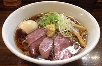 「炙りスモークタンの冷やしらーめん(期間限定)＋味玉」@らーめん なぶら 左入店の写真