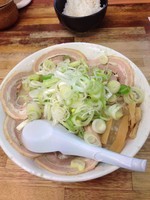 「醤油チャーシューラーメン➕ランチセット➕麺硬め➕薬味多め」@こってりらーめん なりたけ 千葉店の写真