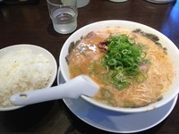 「こってりラーメン７４５円＋ランチサービスライス中」@来来亭 小平仲町店の写真
