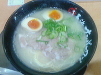 「煮玉子らーめん750円」@長浜ナンバーワン 博多デイトス店の写真