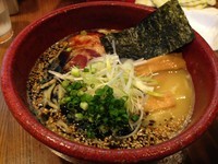 「鶏白醤油そば（黒）」@麺屋たつみ 喜心 狭山店の写真