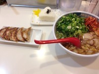 「餃子セットトッピングネギとキムチ」@どうとんぼり神座 新宿店の写真