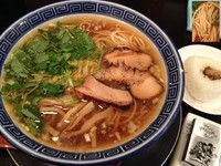 「醤油らあめん＋こむすび」@東京らあめんタワー 芝大門本店の写真