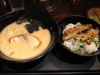 「半ラーメンセット＜熟成光麺（ハーフ）＋鶏チャーシュー丼＞」@光麺 新宿南口店の写真
