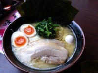 「醤油辛ネギラーメン820円・塩㐂濱家ラーメン930円」@横濱家系らーめん 喜濱家 山王町店の写真