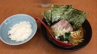 「ラーメン並 麺硬め味濃い目アブラ多め 650円」@武蔵家Paul柳萬の写真
