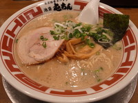 「ラーメン中（麺硬め・薬味多め）」@屯ちん 池袋本店の写真