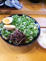 「九条ネギ肉ラーメン900円、味玉100円、替玉100円」@ラーメン自由人の写真
