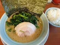 「豚骨醤油ラーメン＋ほうれん草＋半ライス＝￥600」@横浜家系ラーメン 松田家 上福岡店の写真