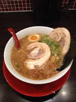 「とんこつラーメン 680円  まんぞくカードみせてチャーシュー1」@ラーメンのまめぞう 越谷レイクタウン店の写真