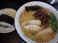 「ラーメン(630円)おにぎりセット１個(100円)マー油追加」@黒亭 本店の写真