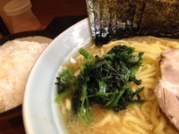 「らーめん中 750円 (海苔 100円、ライス 150円)」@ラーメンたかし屋の写真