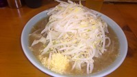 「ラーメン（７００円）麺少な目・野菜・ニンニク」@ラーメン二郎 新橋店の写真
