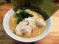 「家系豚骨ラーメン＋味玉」@鶴一家の写真