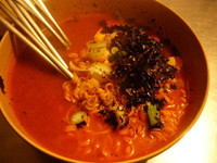 「パルゲトッ」@トゥムセラミョン 틈새라면 明洞本店の写真