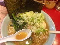 「ラーメン大盛りトッピング薬味ネギほうれん草たまご」@おーくら家 中野店の写真