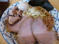 「油そば（７３０円）＋燻玉（１００円）＋チャーシュー（２００円」@兎に角 another leafの写真