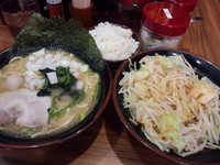 「ラーメン（並）680円＋もやキャベツ100円」@横浜家系ラーメン 壱角家 御徒町店の写真