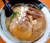 「濃厚煮干し醤油+味玉+玉葱マシ（1,000円）」@麺屋 烈の写真