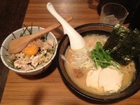 「濃厚鶏骨醤油そば+ささみユッケごはん？（780円+100円）」@濃厚鶏そば 麺屋武一 新橋本店の写真