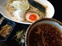 「茜鶏　肉つけそば（醤油）　830円」@龍のひげの写真