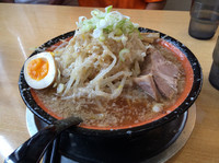 「背脂醤油中太麺750円＋大盛100円」@らーめん飛雄馬 見附店の写真