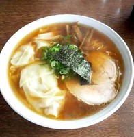 「醤油ワンタンメン+大盛(950円+100円)」@支那そばや 鶴ヶ峰店の写真