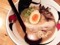 「新くまもと豚骨ラーメン」@黄金ラーメン 銀座店の写真