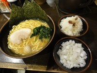 「ラーメン　730円　味濃い目/硬め/タマネギ/ご飯2杯」@家系ラーメン 壱角家 秋葉原店の写真