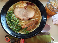 「金醤油ラーメン＋ウーロン茶」@金久右衛門 三井アウトレットパーク滋賀竜王店の写真