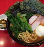 「チャーシューラーメン(740円）+海苔青梗菜冷奴白玉かまぼこ」@家系総本山 ラーメン吉村家の写真