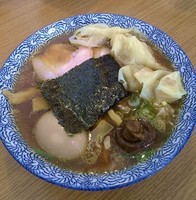 「わんたんめん 細麺【新味・醤油】+味玉」@らーめん森や。の写真