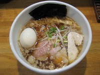 「「鶏清湯　背脂醤油ら～めん」700円＋「味玉」100円」@麺庵 小島流の写真